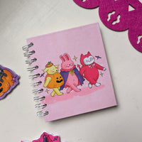 Libreta chica "Disfrazados caminando"