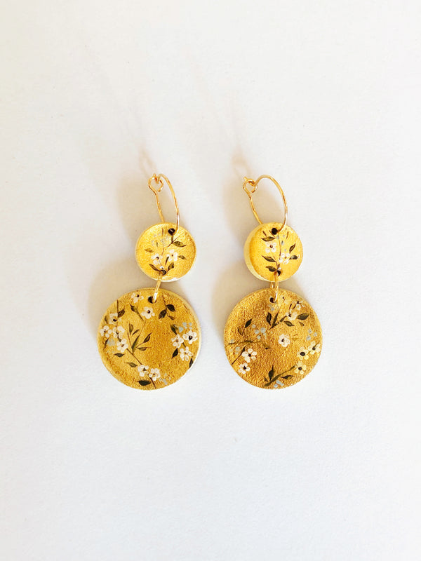Aretes dobles flores blancas