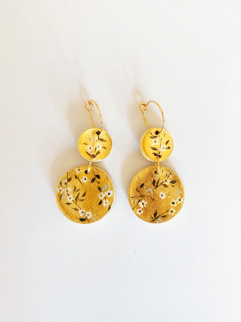 Aretes dobles flores blancas