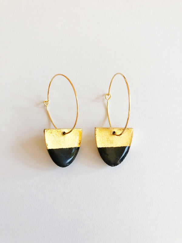 Aretes medio ovalo negros