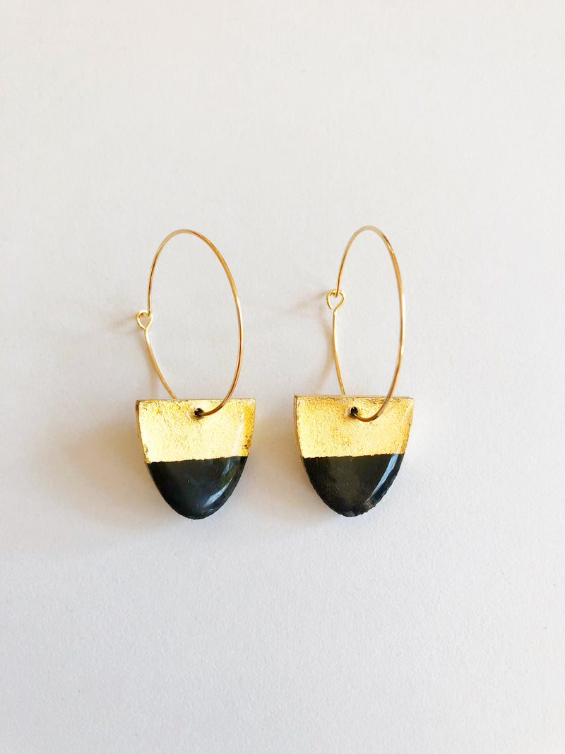 Aretes medio ovalo negros