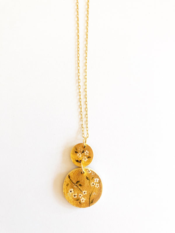 Collar doble flores blancas