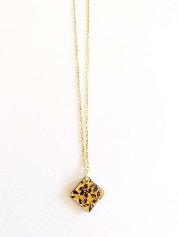 Collar negro rombo chico