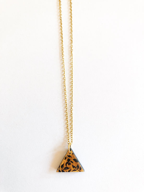 Collar negro triangulo chico b