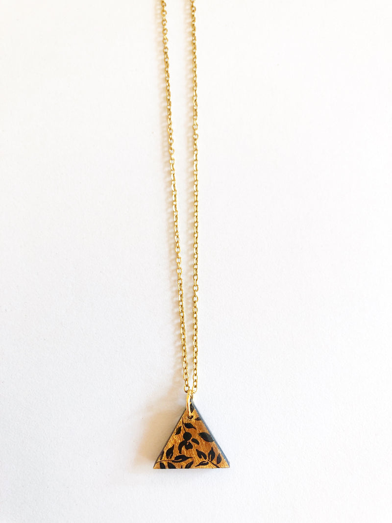 Collar negro triangulo chico b