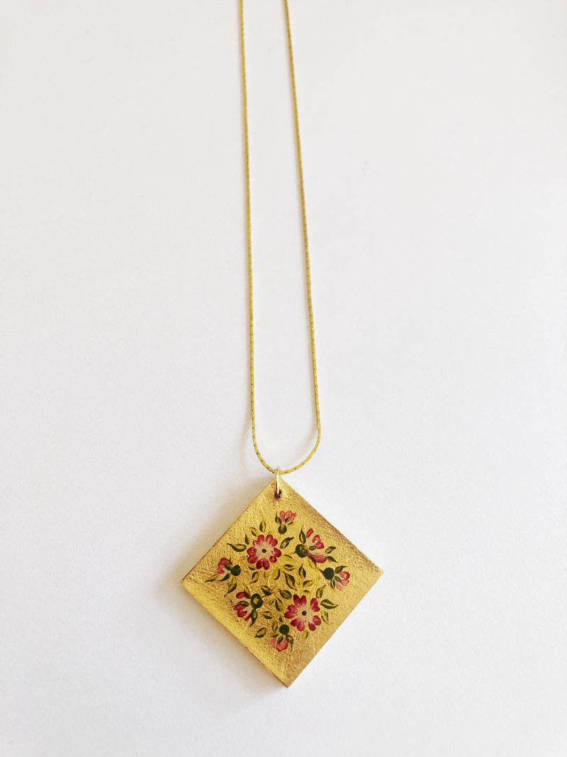 Collar rombo flores rojas b