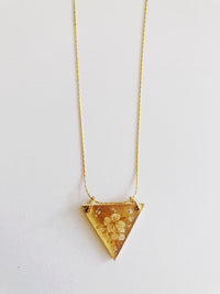 Collar triangulo flores b