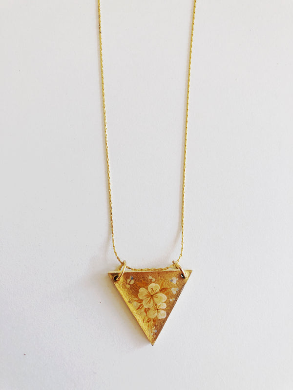 Collar triangulo flores b