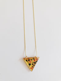 Collar triangulo flores rojas