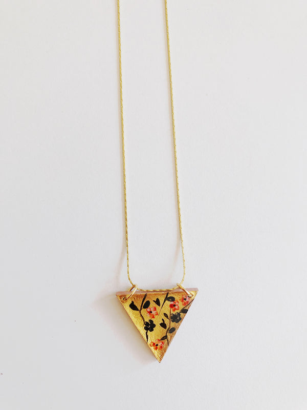 Collar triangulo flores rojas