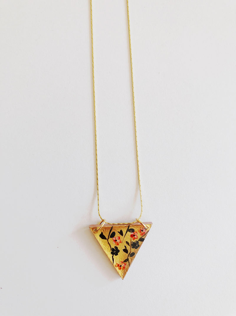 Collar triangulo flores rojas