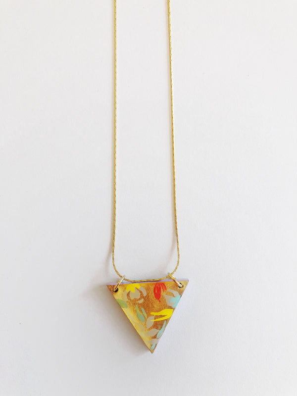 Collar triangulo pastel