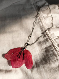 Collar con dije bugambilia con cadena de acero plateada