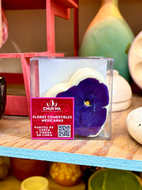Caja de chocolate con flor comestible