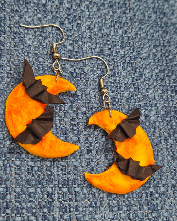 Luna amarilla con murcielagos