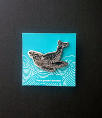 Pin Ballena Gris