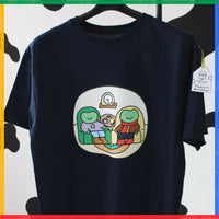 Playera ranitas en el sofa