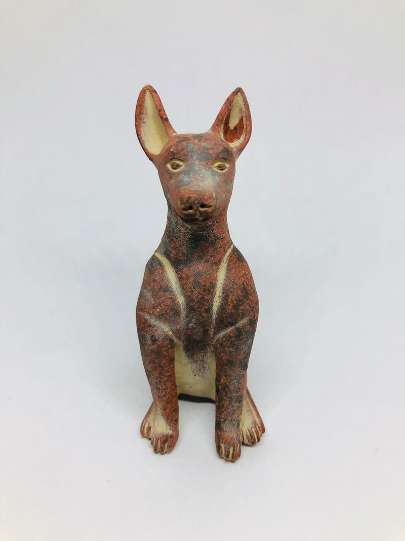 Xolo mini estilizado sentado