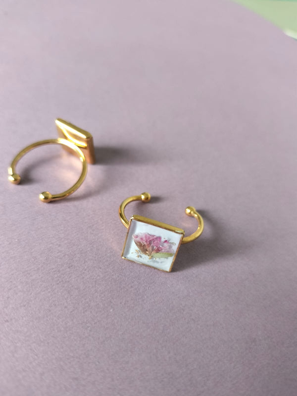 Anillo ajustable con flores cuadrado dorado