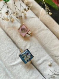 Anillo ajustable con flores cuadrado plateado