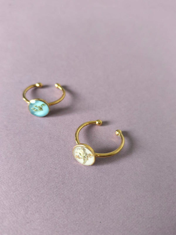 Anillo ajustable con flores circulo dorado