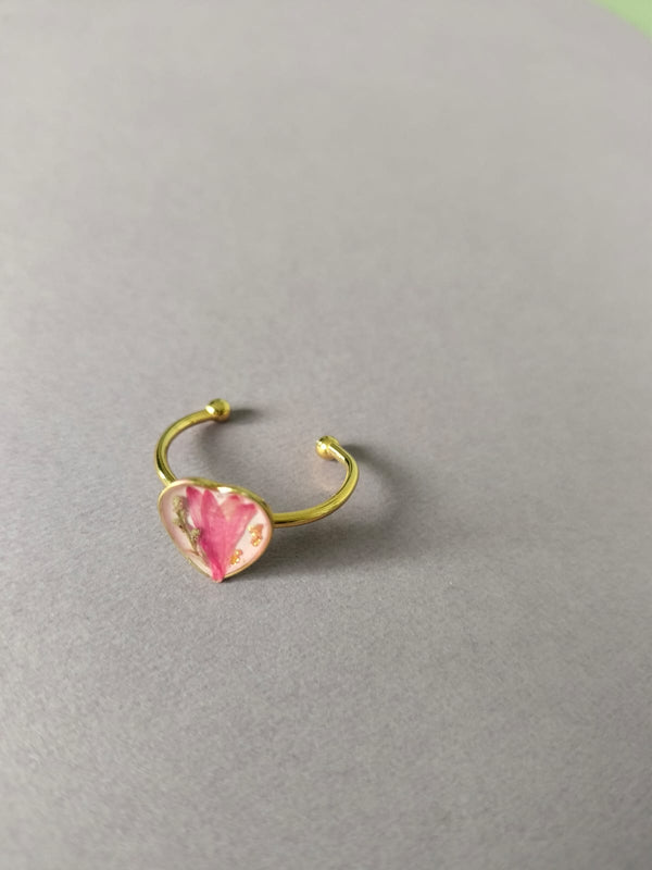 Anillo ajustable con flores corazón dorado