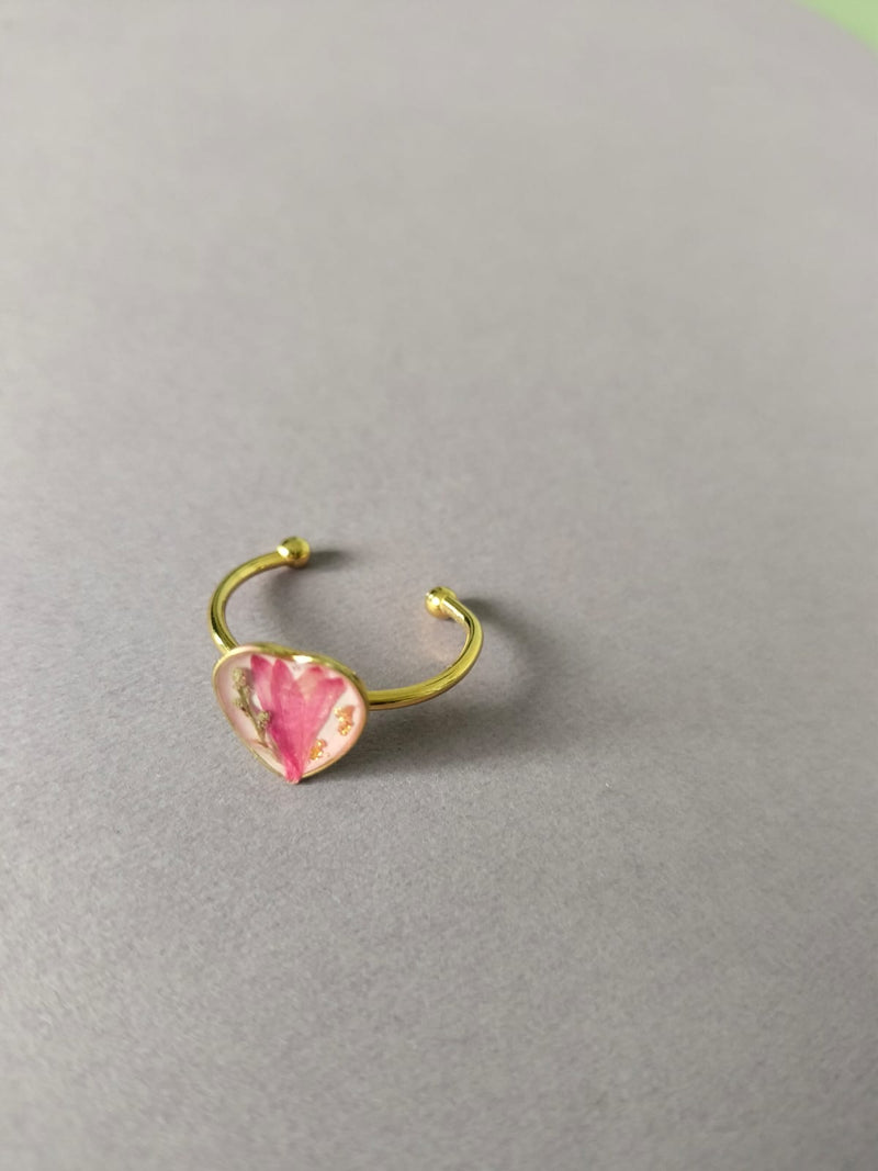 Anillo ajustable con flores corazón dorado