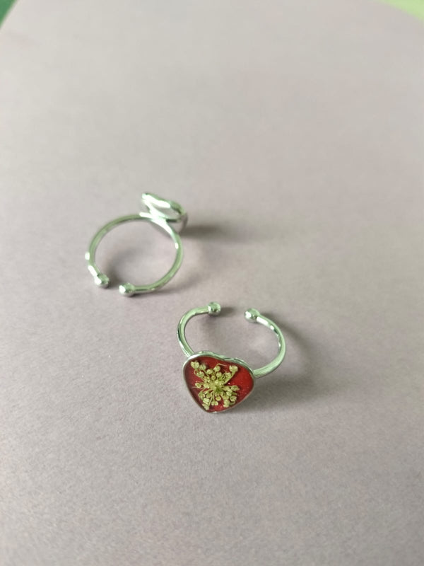 Anillo ajustable con flores corazón plateado