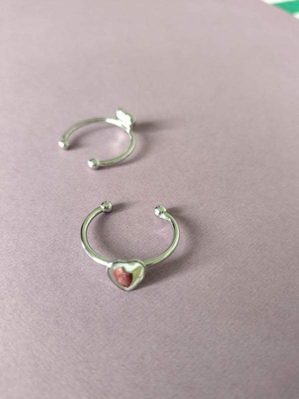 Anillo ajustable con flores corazón mini plateado