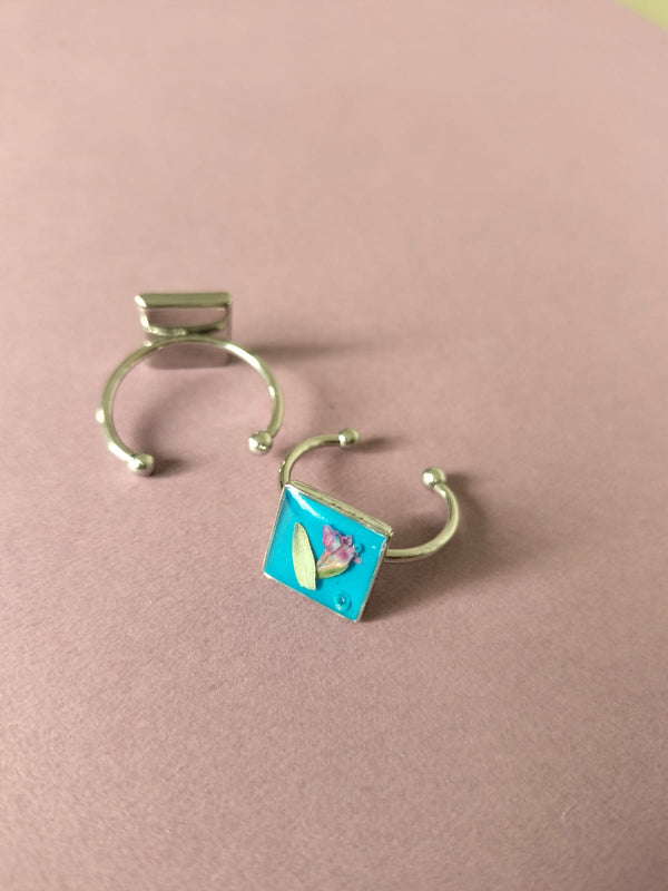Anillo ajustable con flores cuadrado plateado