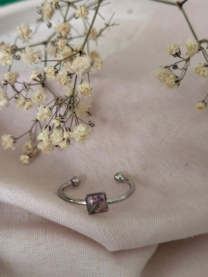 Anillo cuadrado mini con flores plateado