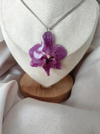 Collar orquídea preservada plateado