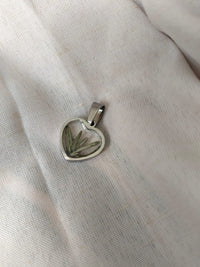 Dije mini corazón con romero