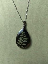 Collar con dije helecho con cadena de acero plateada