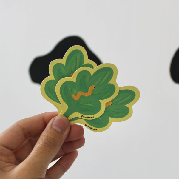 Sticker Hoja con Gusanito